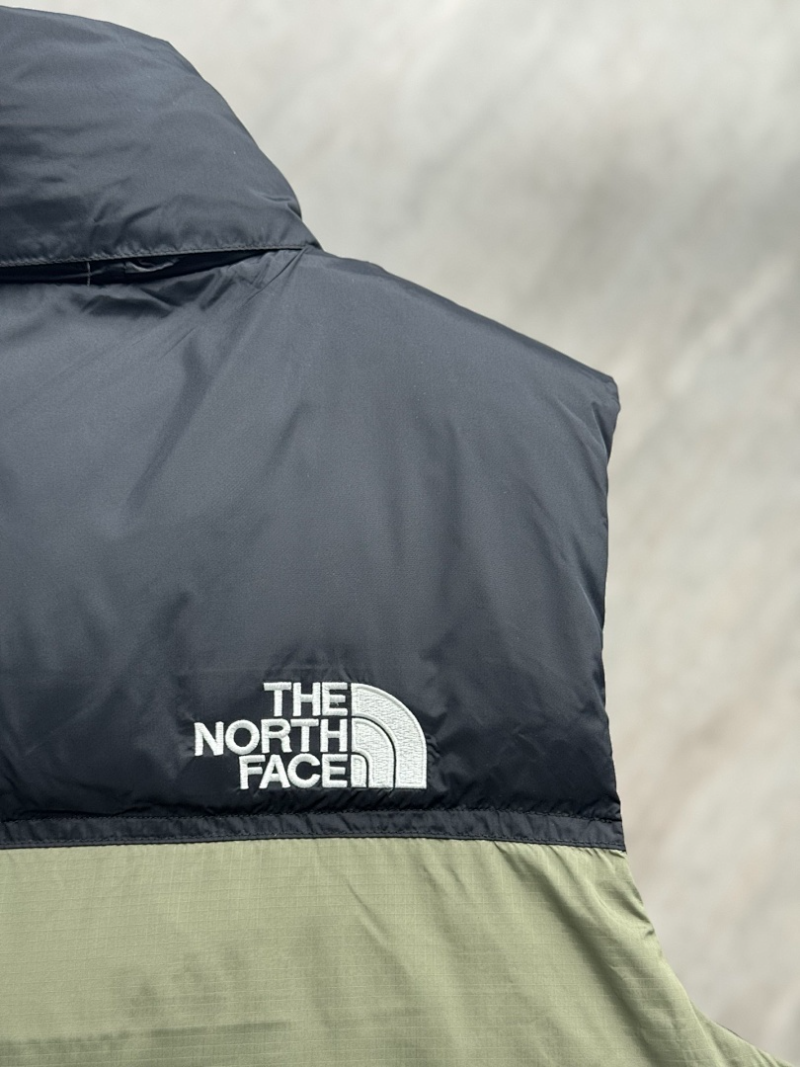 110429  Men's and women's classic high and full embroidered logo down vest clothes on the north side